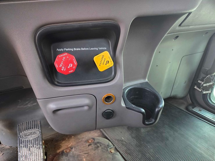 2013-peterbilt-388-image-77