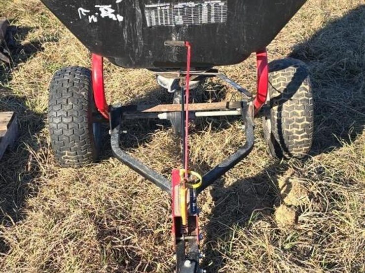 pull-behind-fertilizer-spreader-image-1