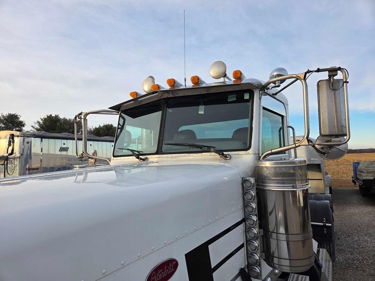 2013-peterbilt-388-image-43