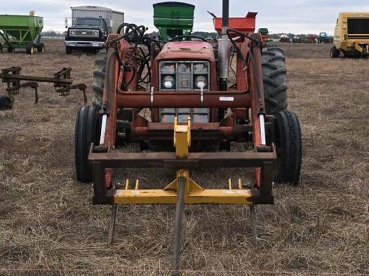 internatonal-454d-tractor,-s/n-u006101:-bush-hog-loader-w/-hay-spear,-meter-shows-7611-hrs-image-2