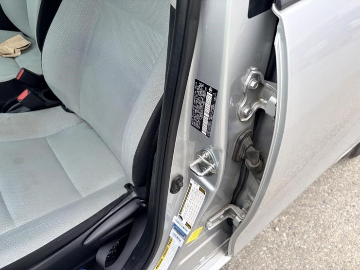 2015-toyota-prius-c-sedan-image-16