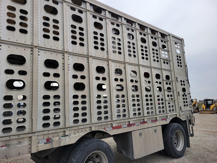 2005-wilson-livestock-trailer-image-8