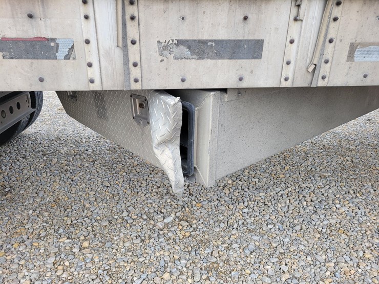 2005-wilson-livestock-trailer-image-12