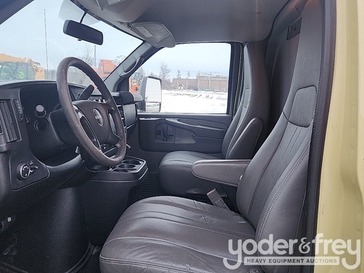 2015-gmc-savana-g4500-image-15