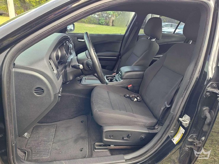 2018-dodge-charger-sedan-image-21