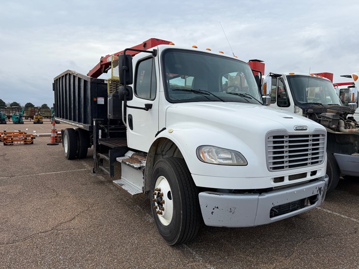 2016-freightliner-m2-106-image-1