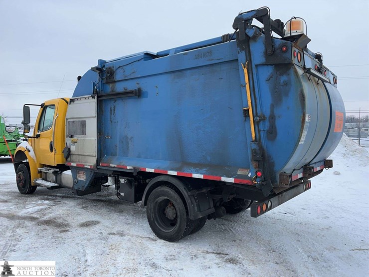 2018-freightliner-m2-106-image-2