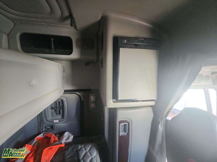 2013-peterbilt-388-image-25