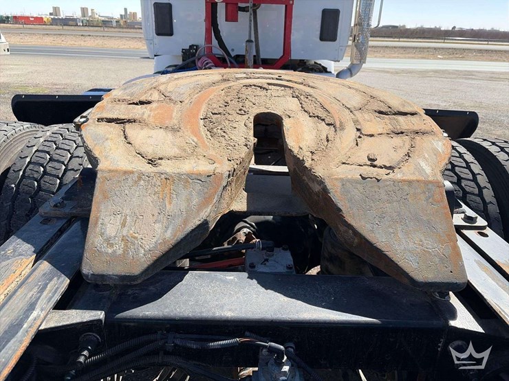 2013-peterbilt-567-image-21