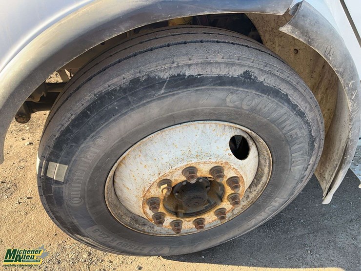 2005-freightliner-m2-106-image-10