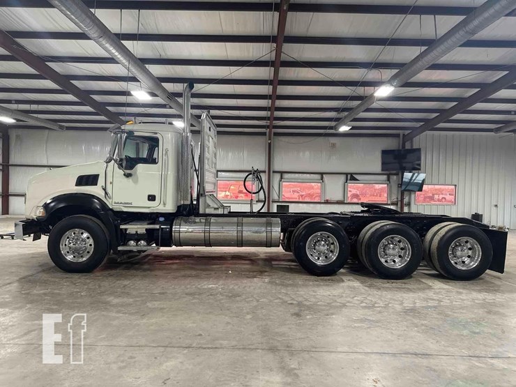 2012-mack-granite-gu813-image-6