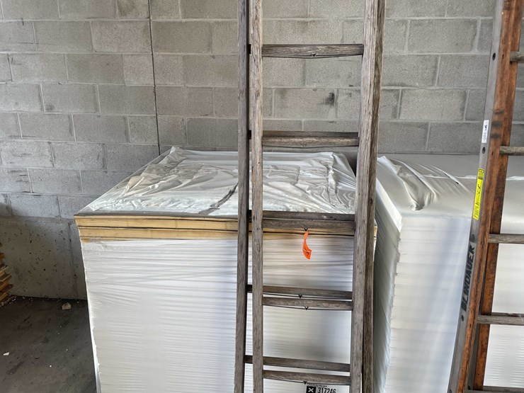 #2299-•-wooden-extension-ladder-image-4