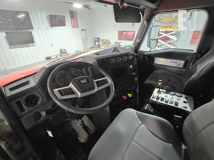 2013-caterpillar-ct660s-image-10