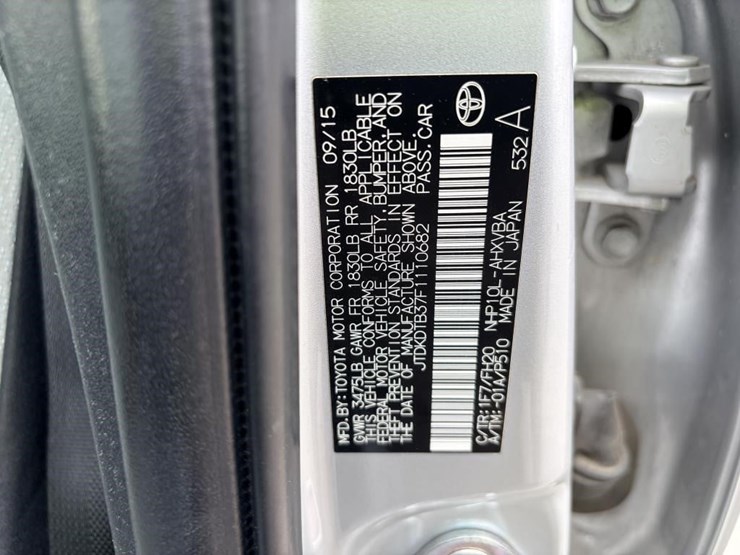 2015-toyota-prius-c-sedan-image-17