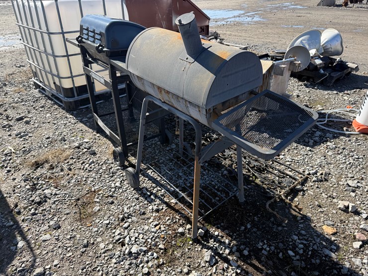 #28200-•-lot-of-(2)-grills-&-wrought-iron-fencing-decor-inv#-28200-image-3