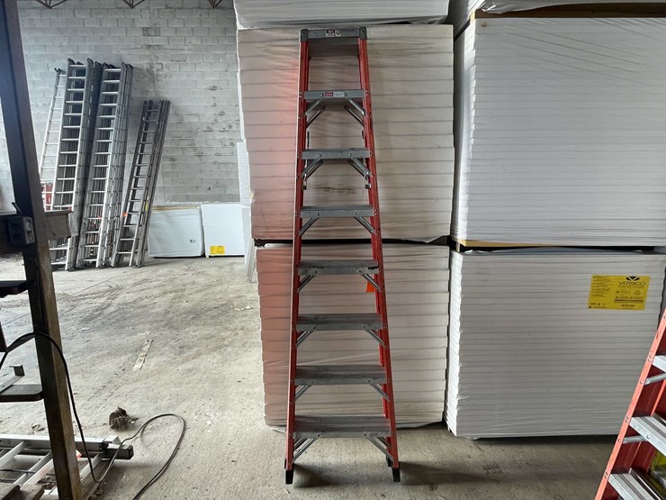 #2777-•-titan-8'-fiberglass-ladder-image-4