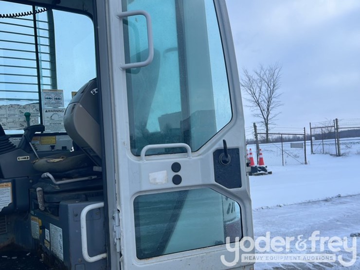 2013-takeuchi-tb153fr-image-35