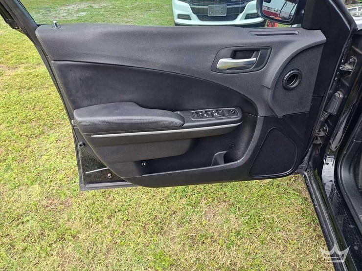 2018-dodge-charger-sedan-image-16