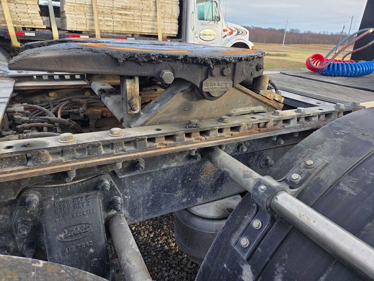 2013-peterbilt-388-image-45