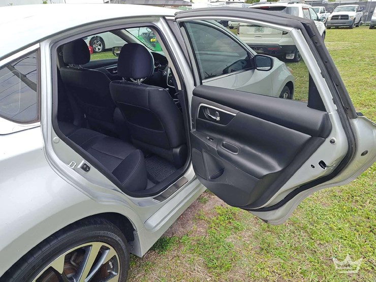 2017-nissan-altima-sedan-image-38