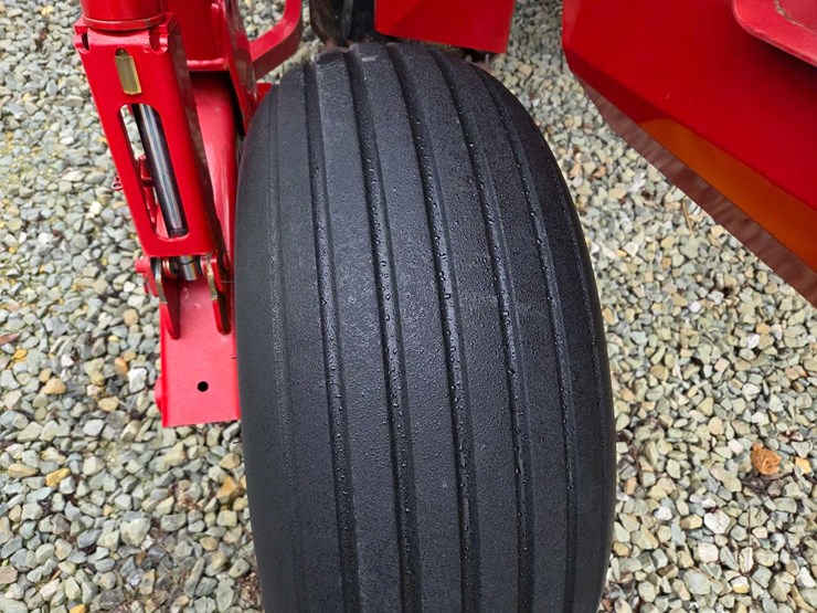 2020-new-holland-210-image-2