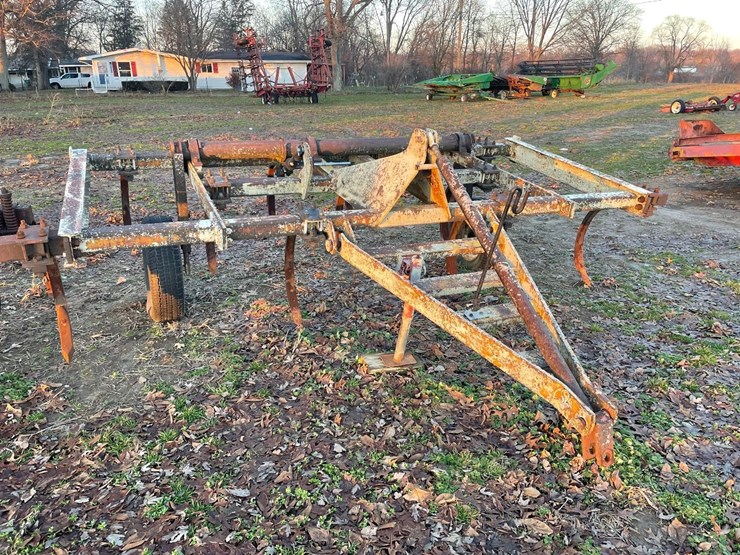 11-shank-pull-type-chisel-plow-image-1