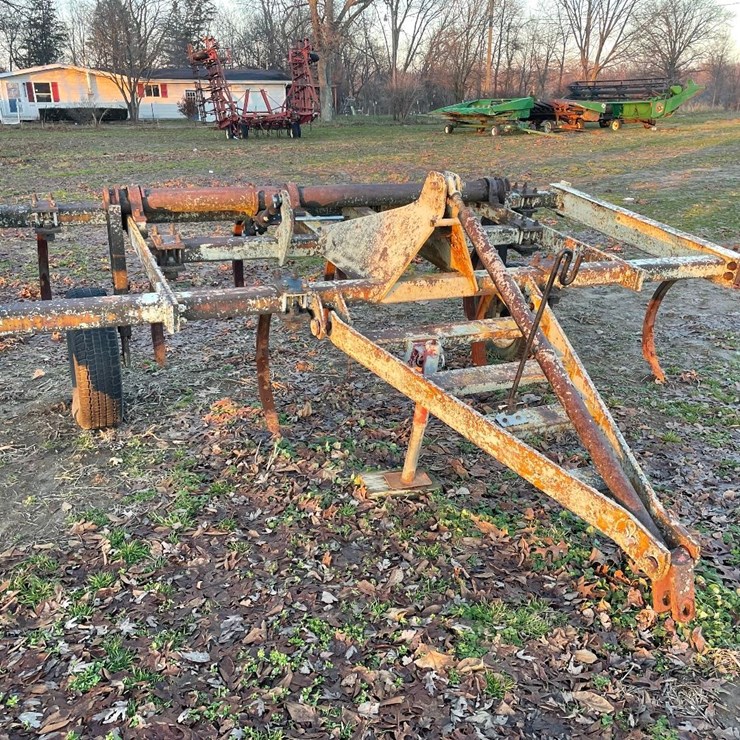 11 shank Pull Type Chisel Plow