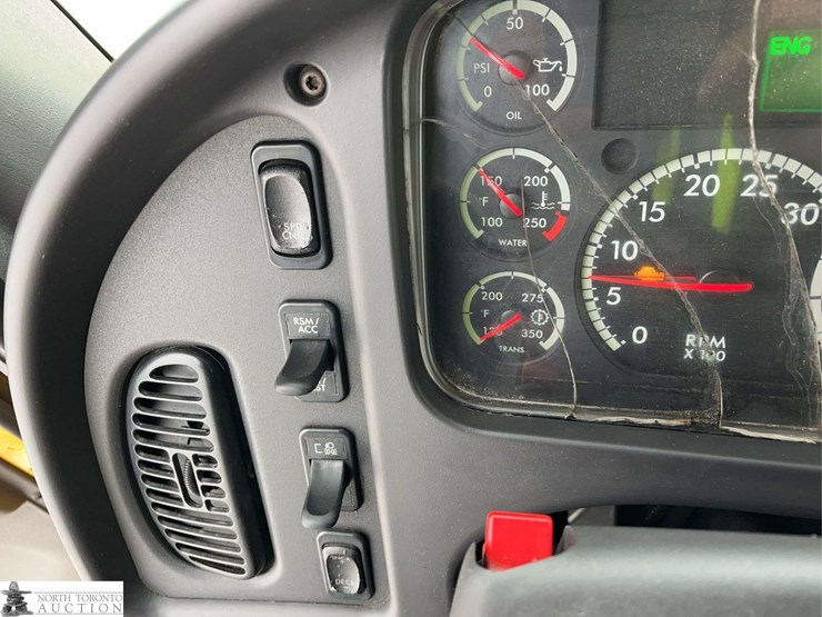 2018-freightliner-m2-106-image-21