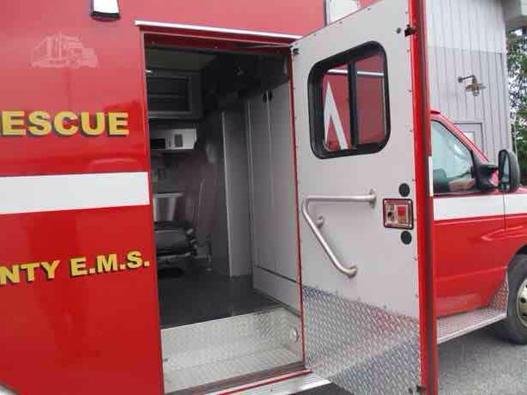 2004-ford-e450-image-10