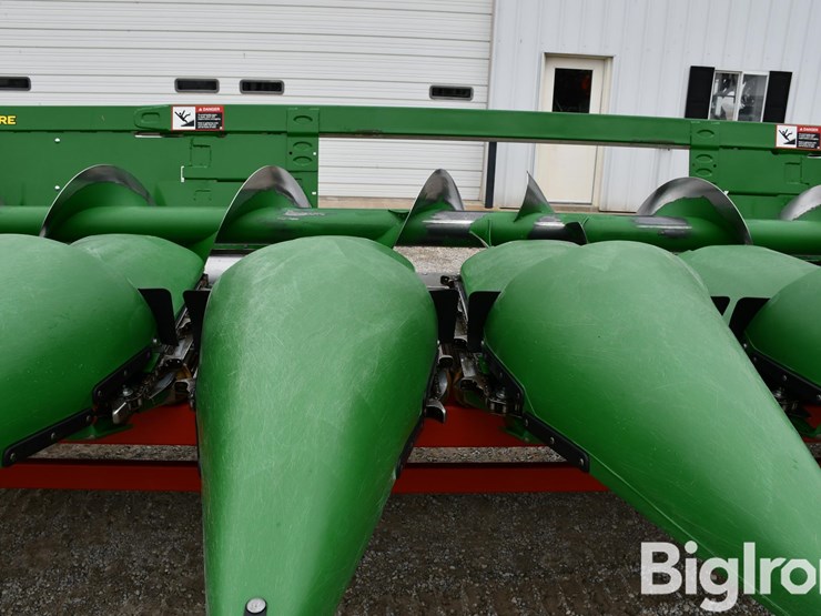 2024-john-deere-c8r-image-11