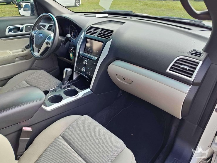 2012-ford-explorer-image-18