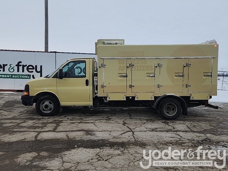 2015-gmc-savana-g4500-image-3