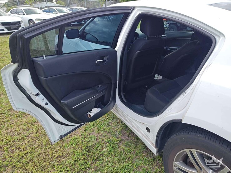 2013-dodge-charger-sedan-image-27