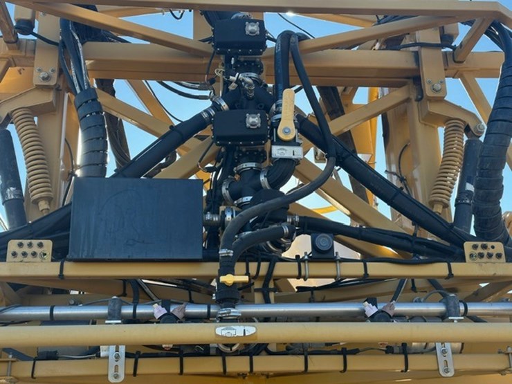 #4295-•-**rogator-900c-4x4-self-propelled-sprayer-agca0900lnnnl1061-image-11