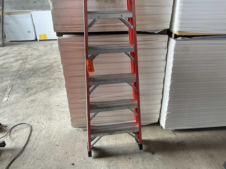 #2777-•-titan-8'-fiberglass-ladder-image-3