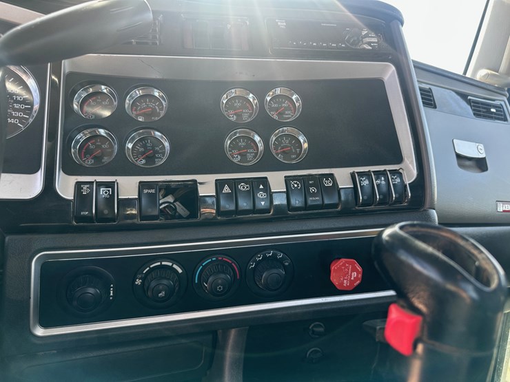 2019-kenworth-t800-image-9
