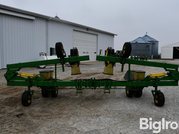 john-deere-male-row-4-0/4-1-planter-image-2