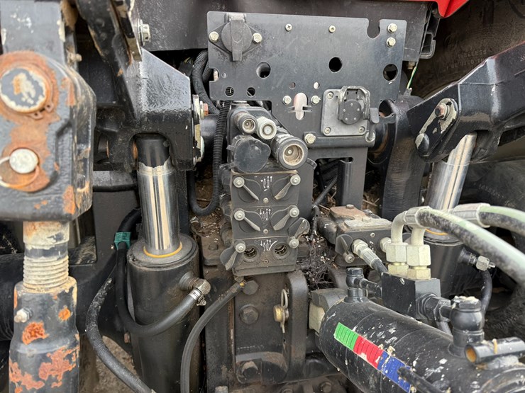 2015-case-ih-340-image-39