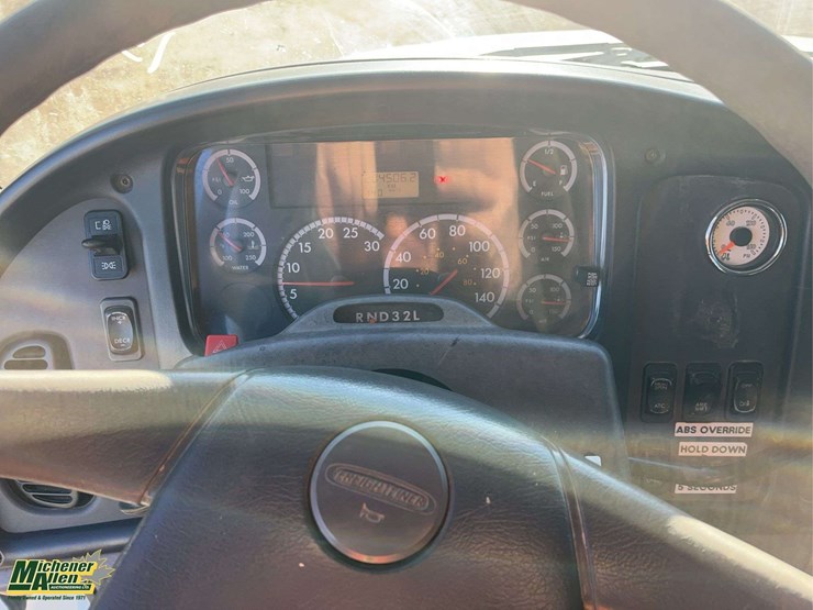 2005-freightliner-m2-106-image-18