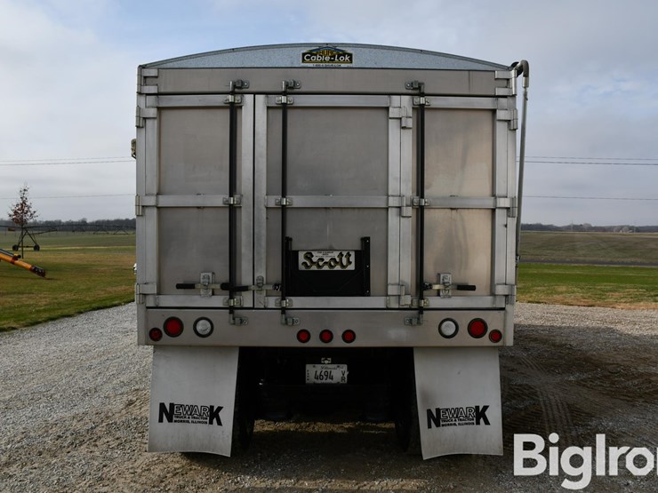 2008-freightliner-m2-106-image-6