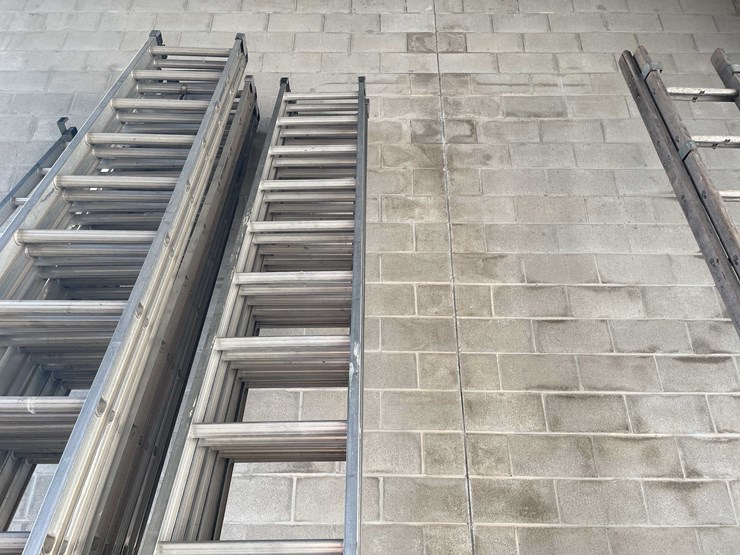 #2298-•-aluminum-extension-ladder-image-2