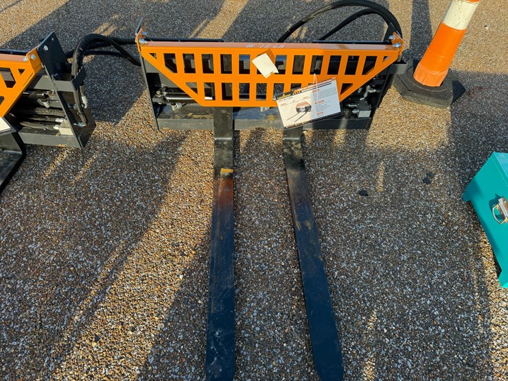 #7868-•-skid-steer-hydraulic-pallet-forks-image-5
