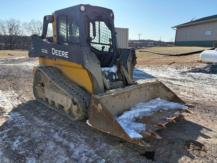 2017-deere-323e-image-3