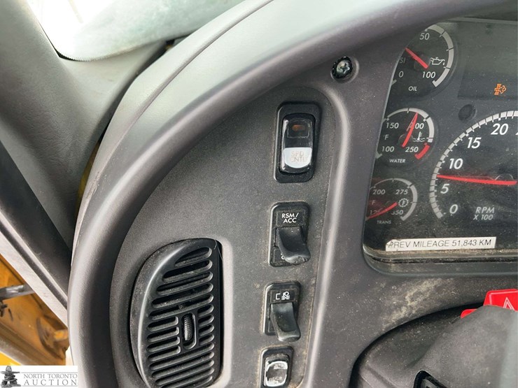 2011-freightliner-m2-106-image-21