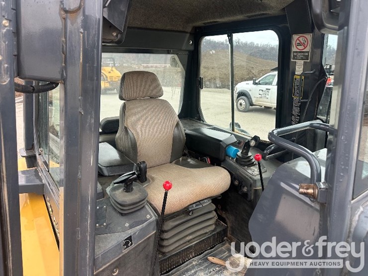 2016-deere-700k-lgp-image-19