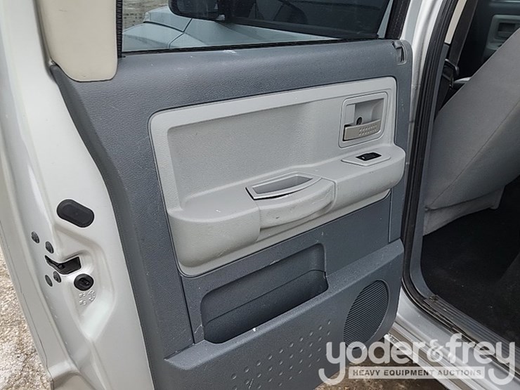 2011-dodge-dakota-image-26