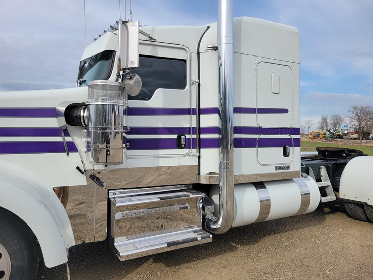 2012-kenworth-w900l-image-3