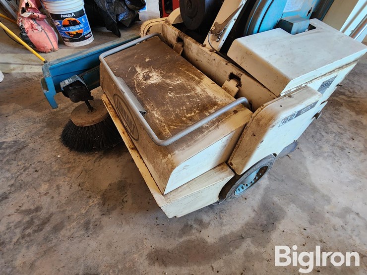 tennant-42hd-power-sweeper-image-15