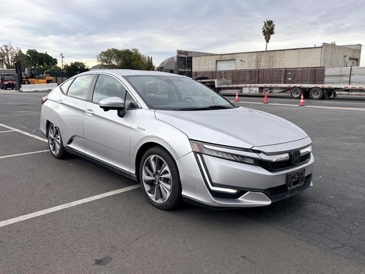 2019-honda-clarity-sedan-image-2