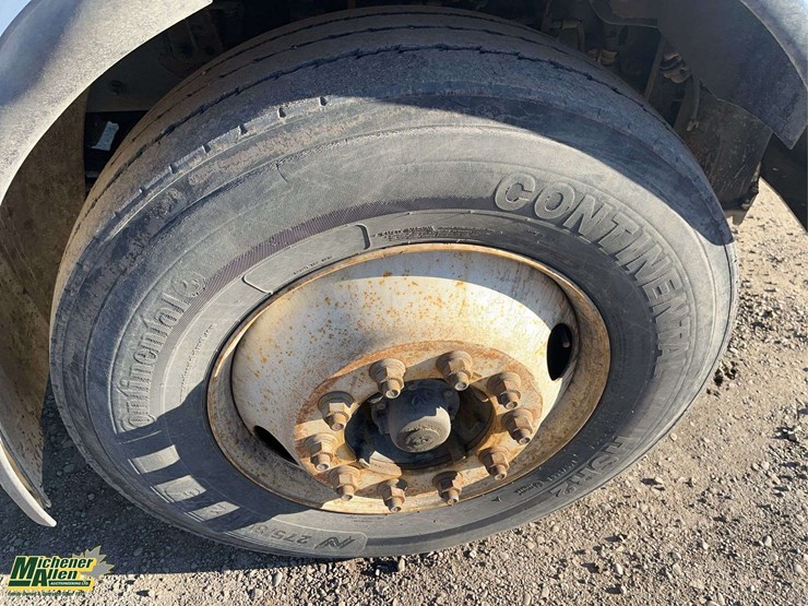 2005-freightliner-m2-106-image-13